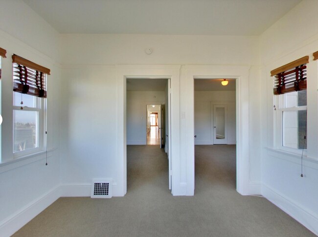 Building Photo - Expansive Top-Floor Richmond Flat | 2BD + Sunroom | Parking Included | Nearly 1,900 Sq. Ft.
