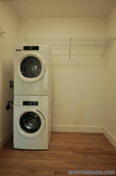 Building Photo - 877 Beacon St