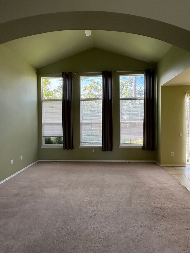 Building Photo - Reduced Rent!