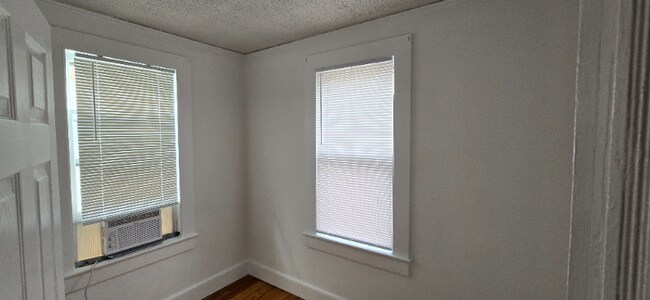 Building Photo - 208 Main St