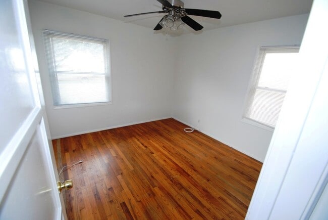 Building Photo - **AVAILABLE TO SEE**  3BR/1BA LAKEWOOD HOME NEAR MALL $3600.00