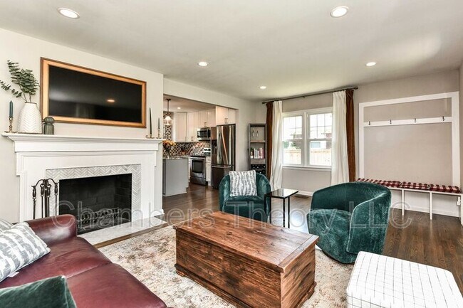 Building Photo - 1015 Woods Pl