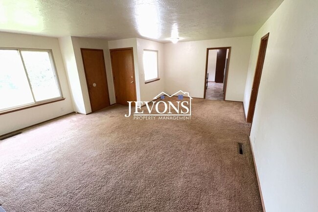 Building Photo - Available Now! 4-bedroom, 2-bathroom house in SeaTac