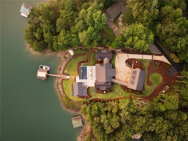 Building Photo - 725 Rocky Point Dr