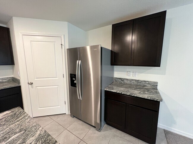 Building Photo - 4 Bedroom, 2 Bathroom Home in the Highly D...