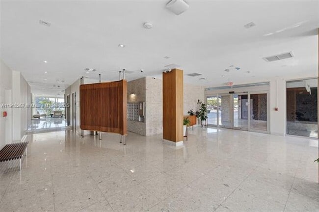 Building Photo - 9102 W Bay Harbor Dr