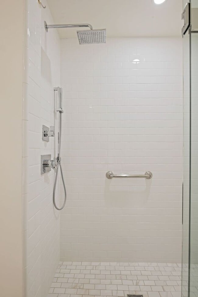 Building Photo - Beautifully updated two bedroom two bath in the heart of Santa Barbara!