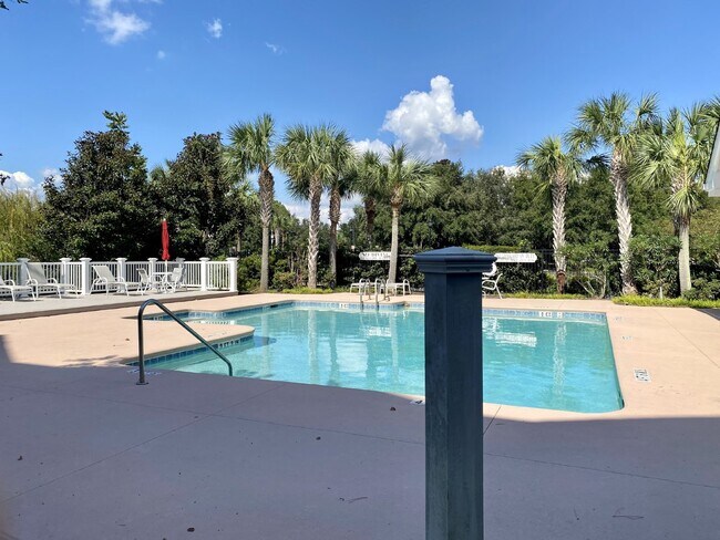 Building Photo - Two Bedroom Spacious Condo Near Everything Bluffton Has to Offer!