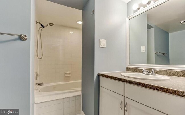 Building Photo - 1049 S Charles St