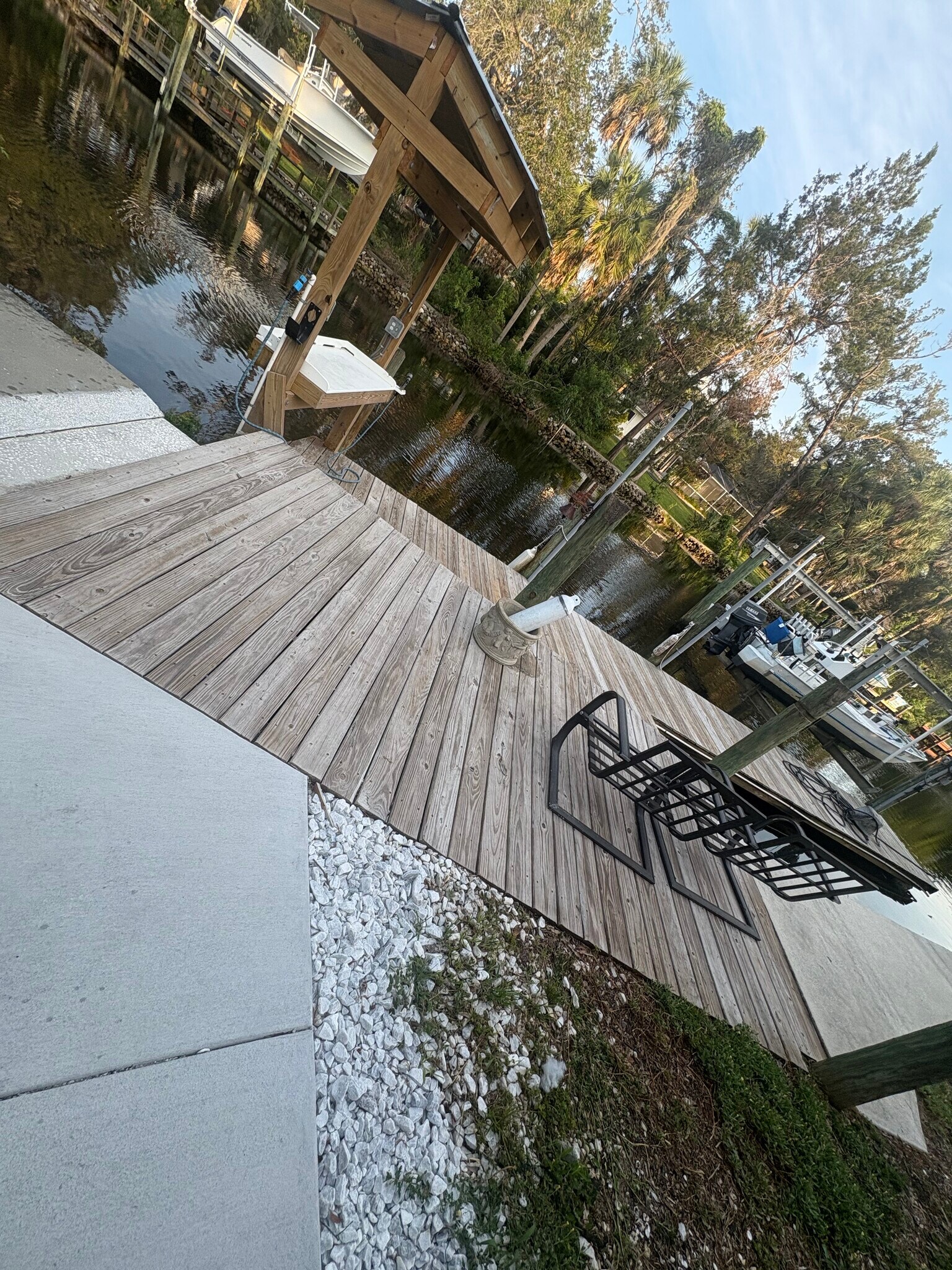 Dock with fish cleaning station and boat lift on the Homosassa river - 11936 W Waterway Dr