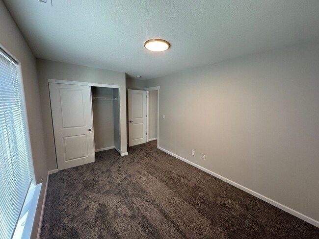 Building Photo - Brand New 3 Bed / 2.5 Bath Duplex! $250 Am...