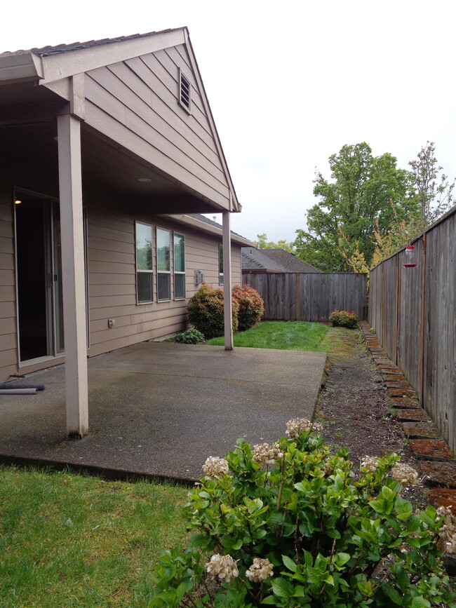 Building Photo - 6439 Robin Hood St SE