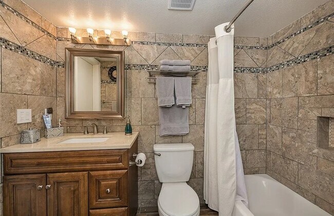 Building Photo - 3 Bedroom Townhome: Prime Location with Pool, Clubhouse and More!