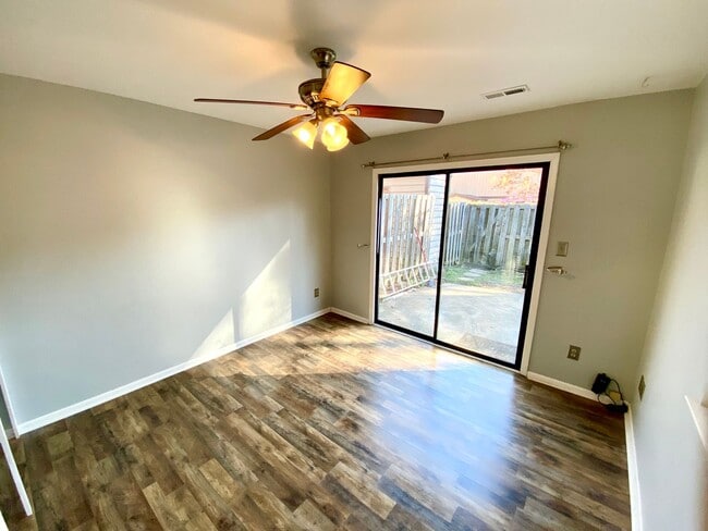 Building Photo - 1116 N Green Dr