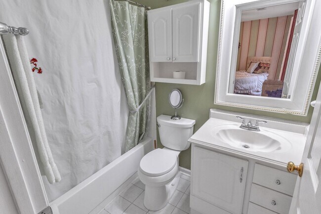 Building Photo - 3 bedroom furnished rental in Goose Creek - Fenced yard and great location