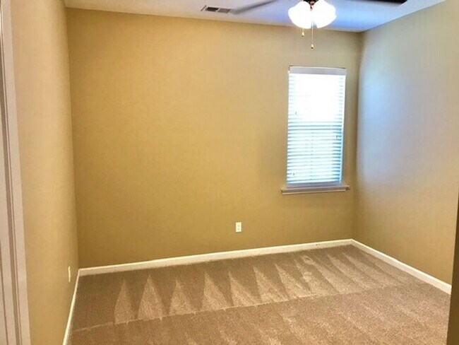 Building Photo - Now Leasing a Spacious 4 Bedroom 2 Bath Ho...