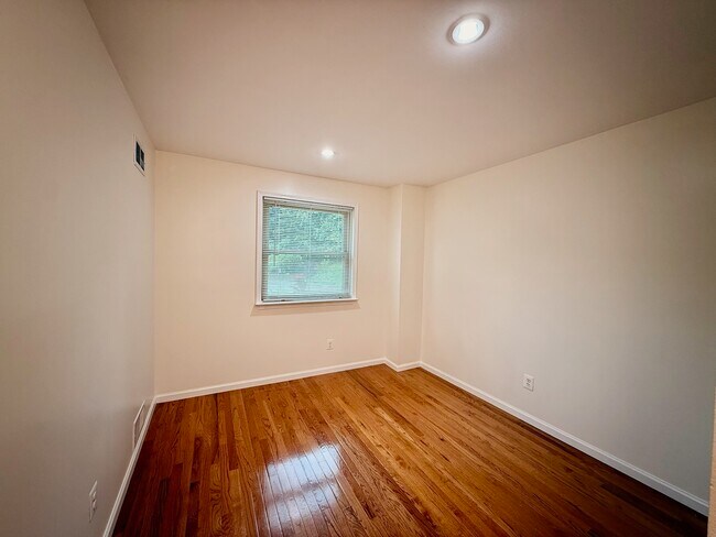 Building Photo - 102 Eaton Dr