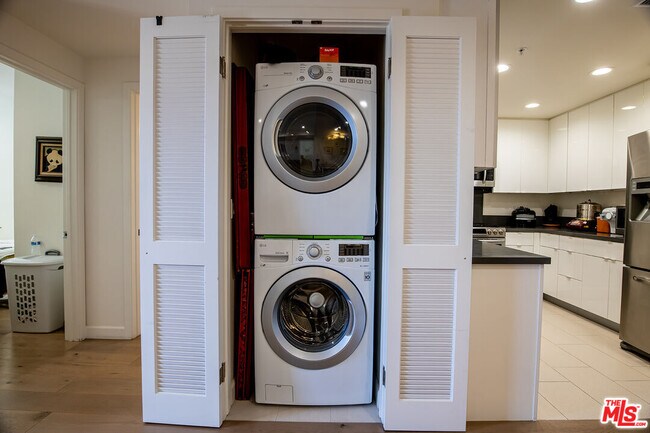 Building Photo - 105 S Mariposa Ave