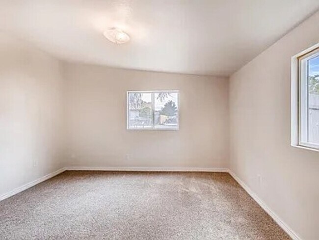 Building Photo - 2 Bed 1 Bath House Available Now