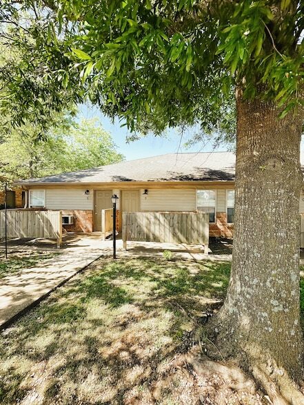 Building Photo - 100 Ballygar St