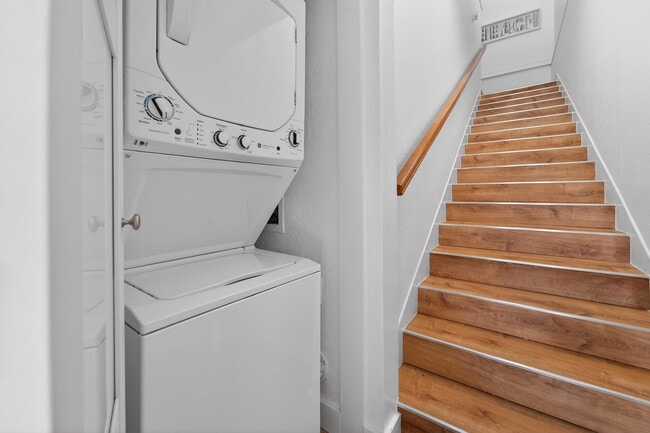 Building Photo - 300 E 24th St