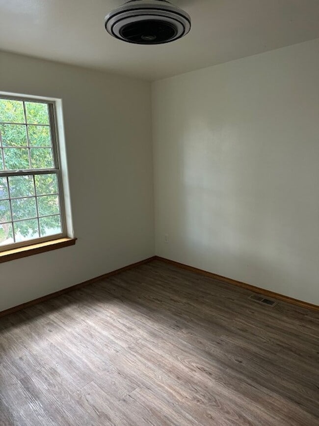 Building Photo - 3 bedroom Upscale home Mid town