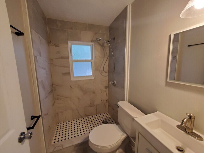 Building Photo - 709 28th St