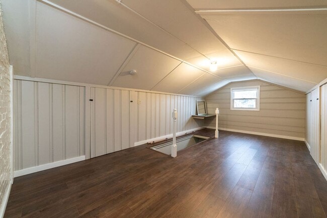 Building Photo - 172-172 NE Juniper St