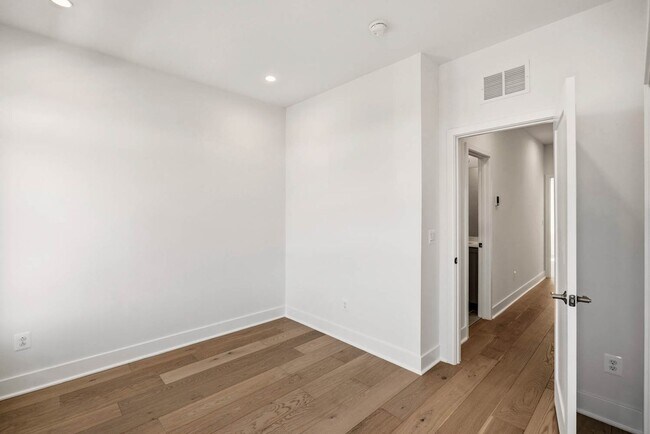 Building Photo - Bloomingdale Townhome | 3 Bed + Den | 3.5 Bath | 1,800 Sf | Large Private Rooftop Deck & Balcony ...