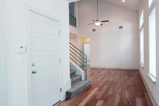 Building Photo - Beautiful Gated Retreat with Vaulted Ceilings, Loft & Private Deck