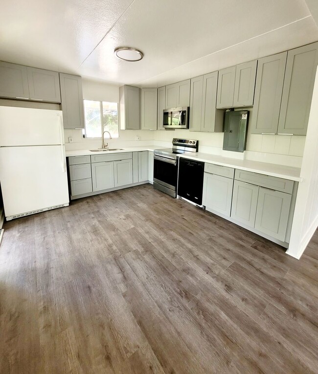 Building Photo - AVAILABLE NOW | 3 BED, 2 BATH HOME | Locat...