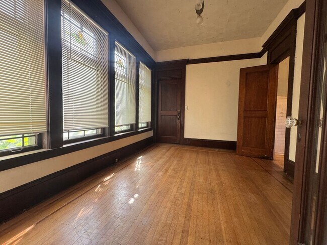 Building Photo - 2526 Polk St NE
