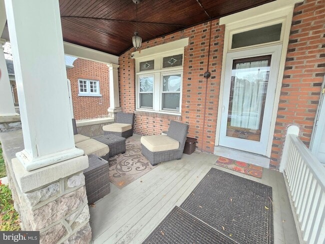 Building Photo - 557 Hamilton St