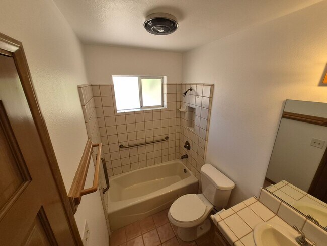 Building Photo - Joshua Tree Home with Awesome Views!
