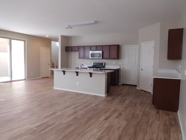 Building Photo - Naturally Well-Lit 4 bed/3 bath Single-Fam...