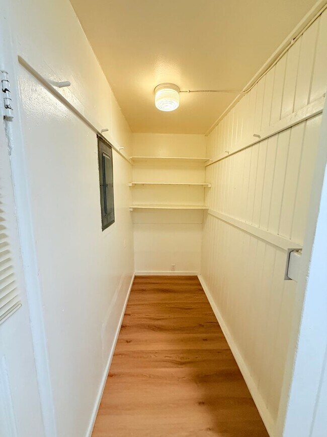 Building Photo - Duplex unit close to Olympic College.