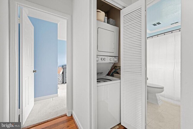 Building Photo - 3050 S Buchanan St