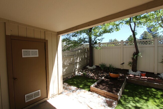 Building Photo - 2 Bedroom Condo in Pineview Village | Ground-Level Unit