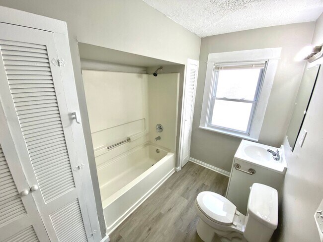 Building Photo - Newly Rehabbed Single Family in Dayton!: N...