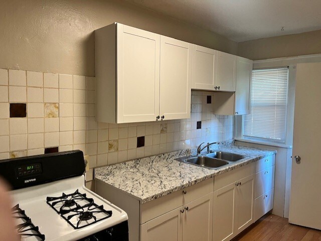 Kitchen - 121 E Arcadia Ave