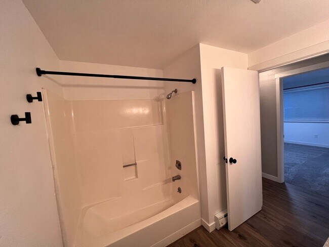 Building Photo - Duplex Must See Stunning Updated 2BR/1BA/1 car garage Avail. June 5th