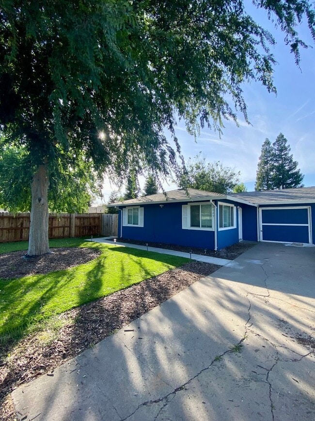 Building Photo - Beautifully Renovated 2BD/1BA Home with Ad...