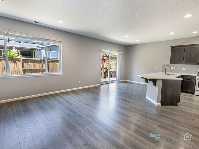 Building Photo - Spacious 4 Bedroom Home with Solar Power N...
