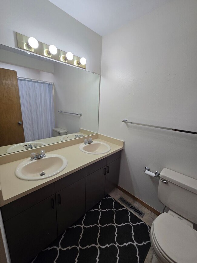 Building Photo - Super Clean and Private!
