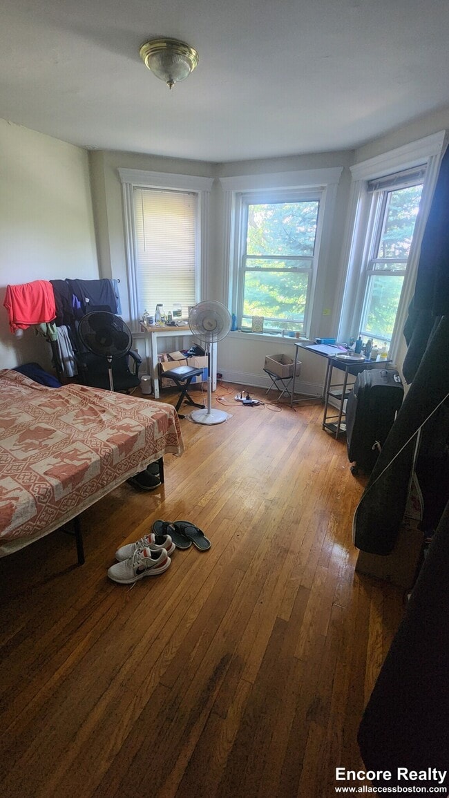 Building Photo - 364 Riverway