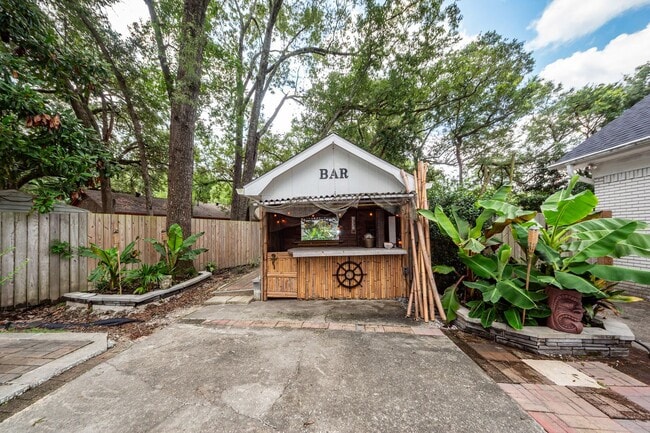 Building Photo - 6 Bedroom, 2.5 Bath House in Drayton on th...