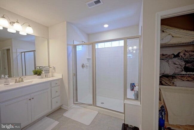 Building Photo - 65 Westmont Dr