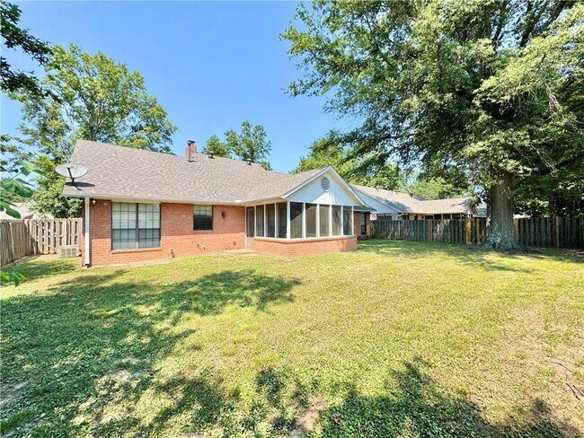 Building Photo - 3500 W Hemlock St