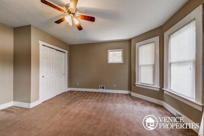 Building Photo - 1984-1986 Summit St