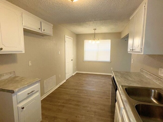 Building Photo - 8741 Hillridge Dr